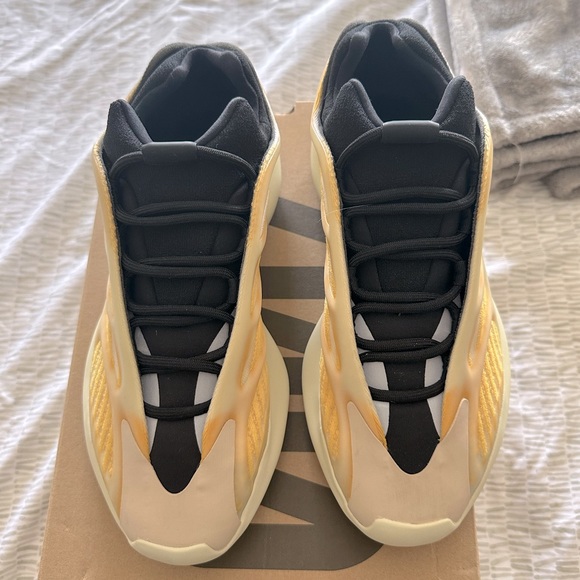 Yeezy 700 v3, size 10